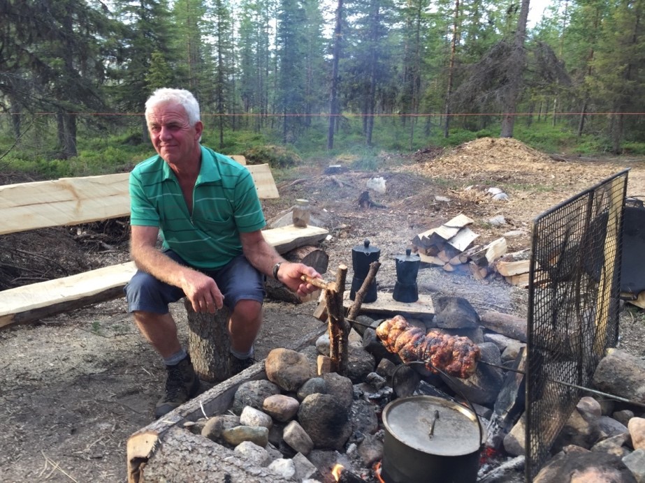 Armin Rutz (Vater) am Kranich grillieren